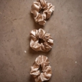 Silkkinen hiusdonitsi JANE DARCY – Luxury Silk Scrunchie Set, Champagne 3kpl